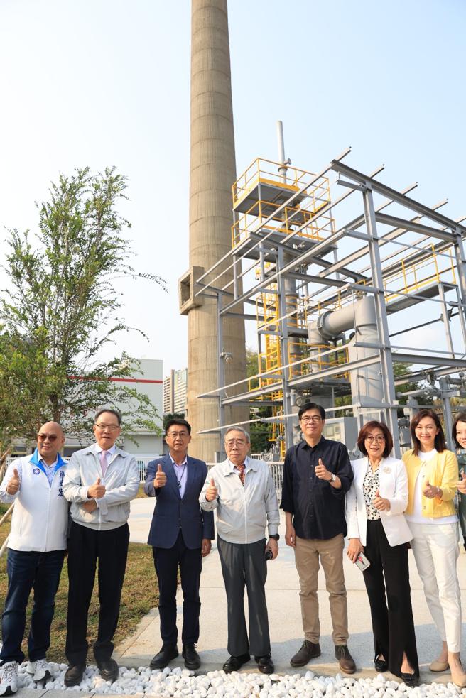 图说：高雄市长陈其迈前往全台首座「塑胶产业馆」与台塑集团总裁王文渊及多位贵宾见证台塑工厂华丽转身成为重要文化资产园区。（高雄市新闻局提供）