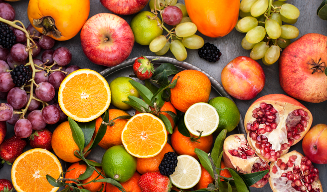 医师表示，有10大天然食物抗肝癌，包括石榴、大蒜、芦笋、生姜、番茄、黑醋栗等。(示意图/ Shutterstock )