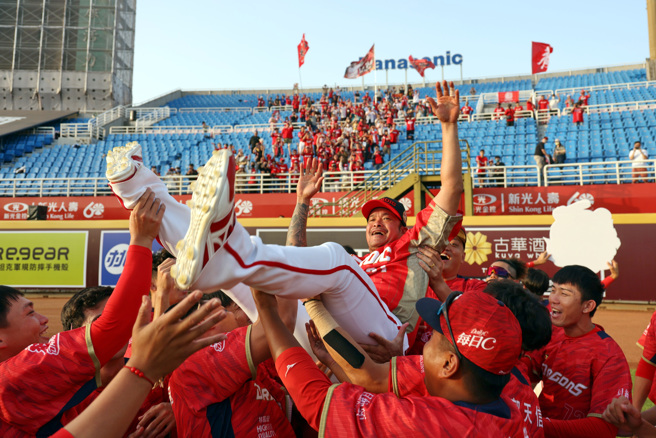 林智胜敲出300轰，赛后也被队友们抛起庆祝。（味全龙提供）