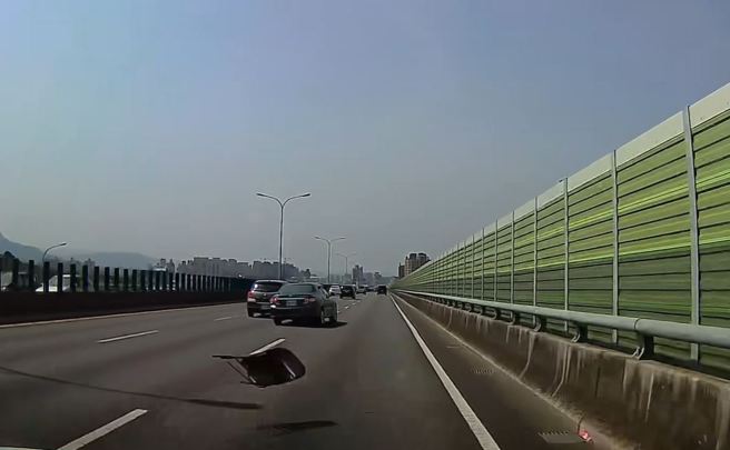 轿车行驶台74线上，疑似压到「折凳」导致失控擦撞护栏，也造成3车连环撞。（翻摄自脸书爆料公社）