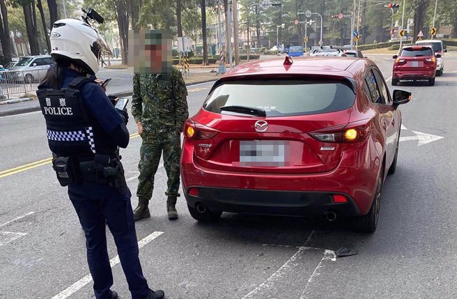 陆军第八军团指挥部所辖第四地区支援指挥部王姓士官疑似于4月13日开车行经高雄市九如四路路段时，与民车发生擦撞。（翻摄照片／林瑞益高雄传真）