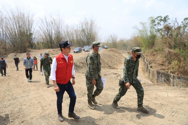 高雄市长陈其迈16日前往联合指挥所，视察救灾现场整备情况。（高雄市新闻局提供）