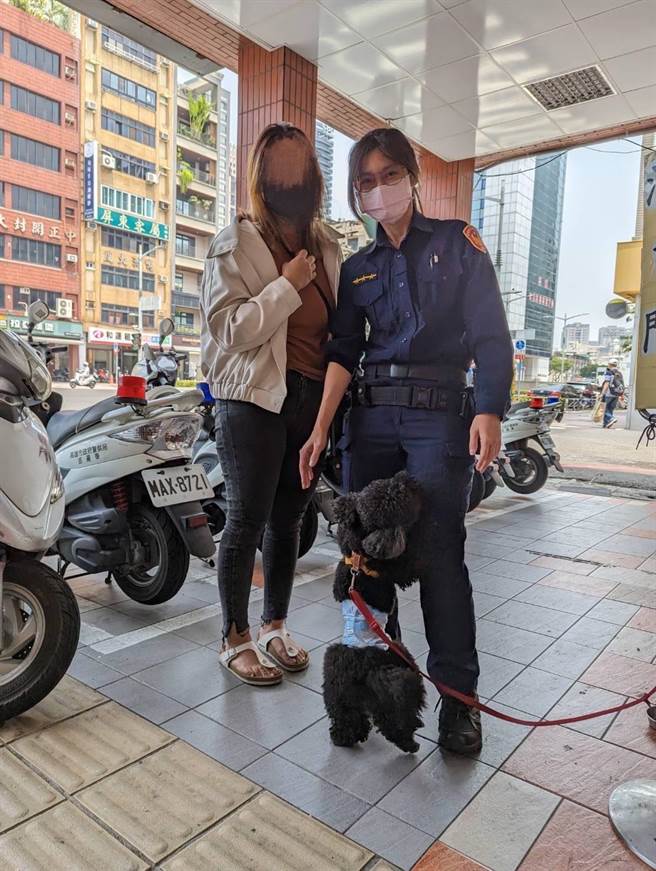 正妹女警替毛孩找回饲主，毛孩回家前还不忘对女警抱腿、讨抱抱表达「感谢」。（翻摄照片／崔正纲高雄传真）