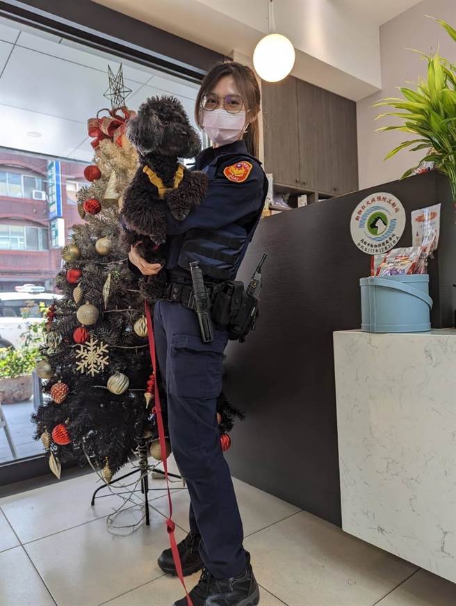正妹女警替毛孩找回饲主，毛孩回家前还不忘对女警抱腿、讨抱抱表达「感谢」。（翻摄照片／崔正纲高雄传真）