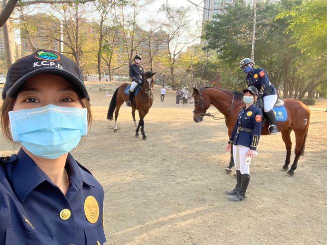 正妹女警喜欢动物，从警后加入骑警队。（翻摄照片／崔正纲高雄传真）