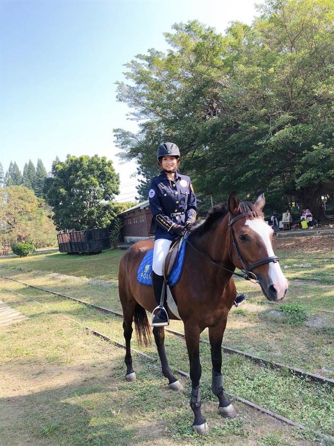 正妹女警喜欢动物，从警后加入骑警队。（翻摄照片／崔正纲高雄传真）