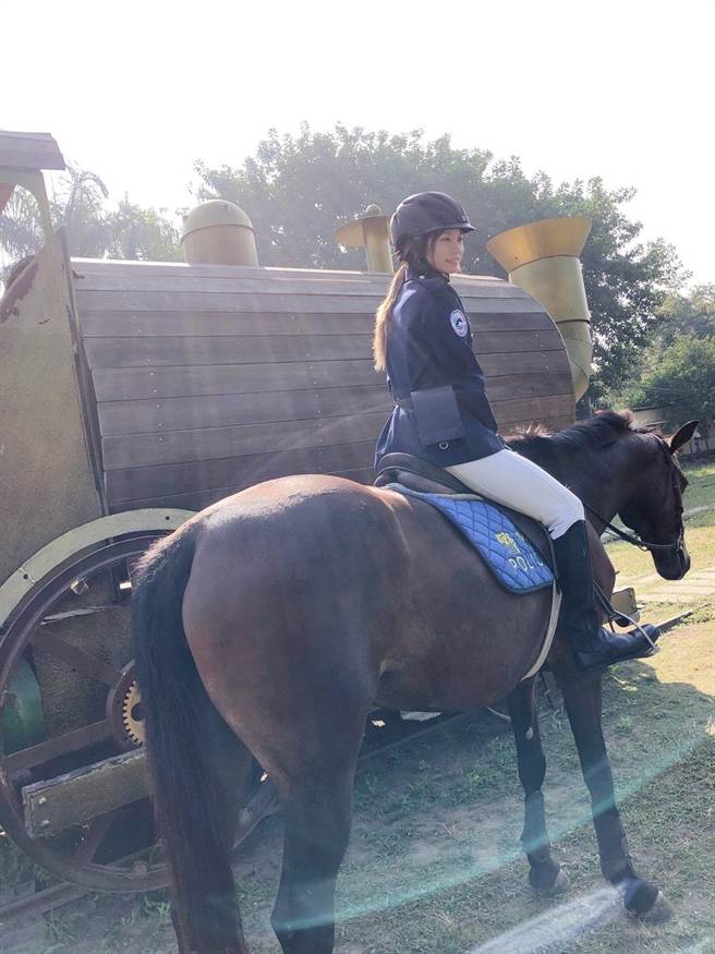 正妹女警喜欢动物，从警后加入骑警队。（翻摄照片／崔正纲高雄传真）