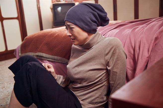 阿喜在《暗夜微光》饰演罹癌的妈妈。（客家电视台提供）