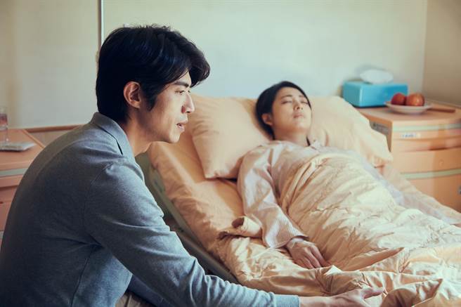 阿喜感谢《暗夜微光》剧中老公梁正群一直承接她的情绪。（客家电视台提供）