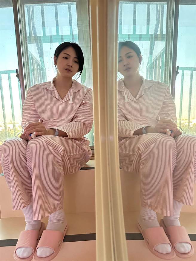 阿喜在医院酝酿拍戏情绪。（客家电视台提供）