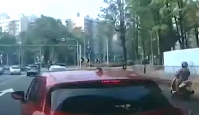 陆军第八军团1名王姓士官疑似于4月13日开车行经高雄市九如四路路段时，与民车发生擦撞。（图/翻摄自中视新闻YT）