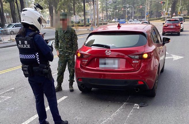 陆军第八军团1名王姓士官疑似于4月13日开车行经高雄市九如四路路段时，与民车发生擦撞。（翻摄照片／林瑞益高雄传真）