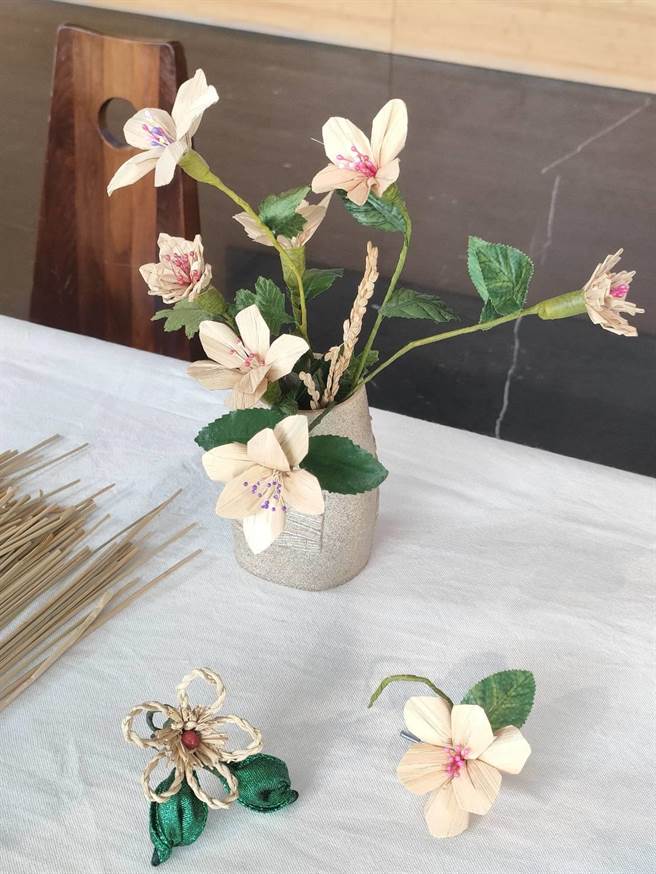 南投草编专家黄宝秀16日下午于国立台湾工艺研究发展中心进行稻草编织技术演艺，现场展示利用草编作成的花朵作品。（潘虹恩摄）