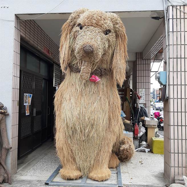 草鞋墩文化协会曾合力制作狗狗装置艺术，栩栩如生。（黄宝秀提供／潘虹恩南投传真）
