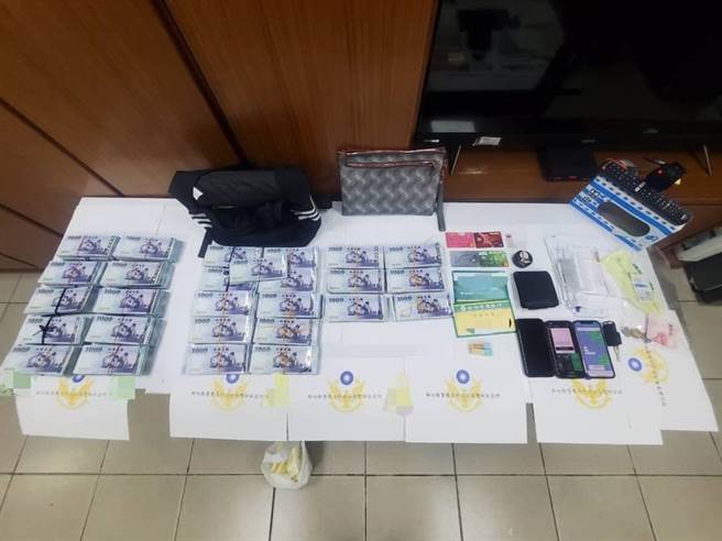 警方出動貨車包夾車手，從車上起出假買賣契約、存摺及隨身包包內現金總計約新台幣365萬。（竹北分局提供／邱立雅竹縣傳真）
