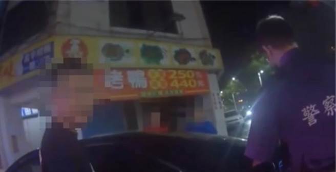 高雄古姓男子开车误入单行道遭员警盘查，随即查获车内持有毒品。（翻摄照片／崔正纲高雄传真）
