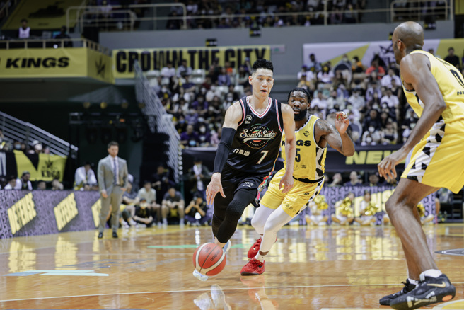 林书豪（中）缴出准大三元数据，帮助钢铁人延续6连胜。（高雄17直播钢铁人提供）