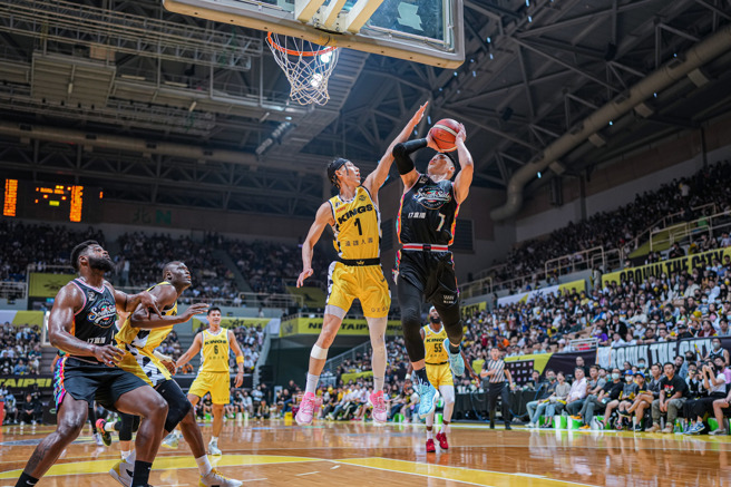 林书豪（中右）与林书纬（中左）「林家兄弟」场上对位。（高雄17直播钢铁人提供）