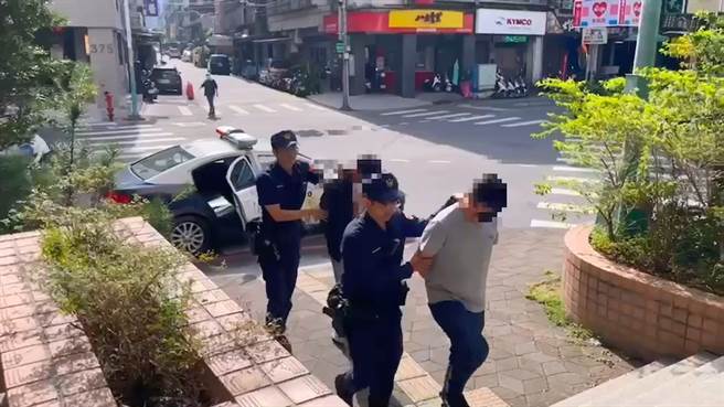 昨(15日)晚间11时52分许在新北新庄一处KTV前，有群酒客因互看不顺眼直接演变当街斗殴，事后新庄警方循线找到实际涉及斗殴的4人，全案依妨害秩序罪法办。图为最后2名被捕的嫌犯。(黄敬文翻摄)