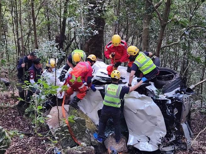 一辆白色休旅车在大雪山200林道坠落50米边坡，车子近乎全毁，幸车上4人街意识清楚送医。（消防局提供／张亦惠台中传真）