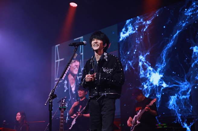 李承允今在台北开唱，与乐团一起带来多首好歌。（日出娱乐提供）