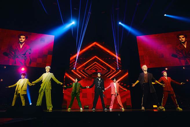 王子（左四）今天惊喜与Ozone成员黄文廷（左起）、周祖安、林焕钧、林佳辰、周子翔、李哲言合体。（索尼音乐提供）