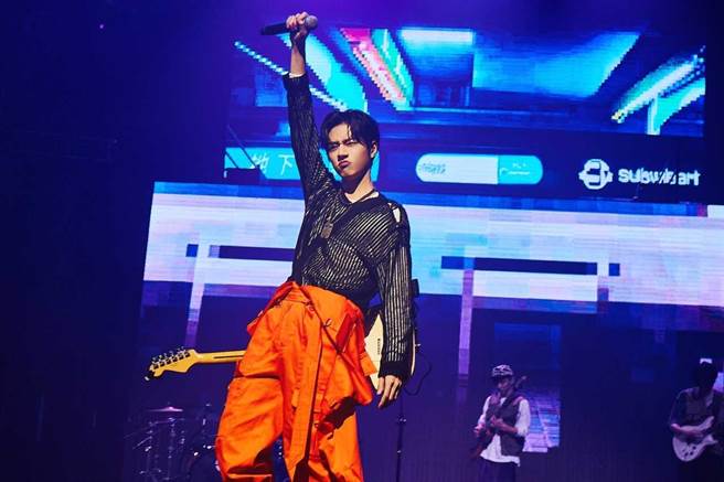 Ozone成员林佳辰在solo部分，化身乐团吉他手一圆摇滚梦。（索尼音乐提供）