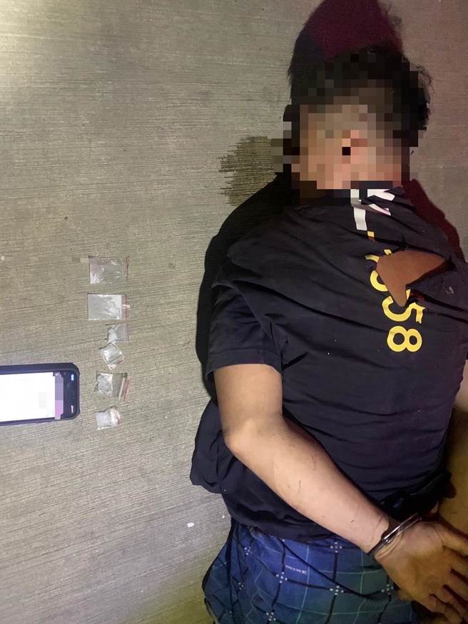 芦洲警方日前深夜逮到一名毒虫，结果对方眼见要进警局竟试图趁隙骑车逃跑，最后警方对空鸣枪后才成功震摄压制，更发现他还是名通缉犯。(黄敬文翻摄)