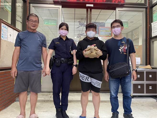 戴女見到ㄚ龜開心緊抱，也感謝阿北的照顧，事件圓滿落幕。（高市鳳山分局提供／袁庭堯高雄傳真）