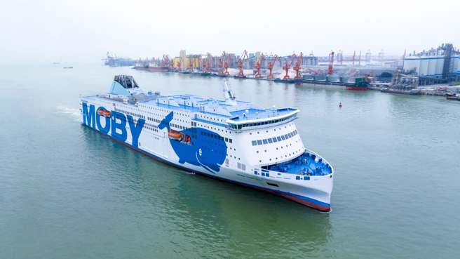 中国打造全球最大7万吨客滚船启航赴意大利交付，共有13层甲板、533间客房，能搭载2500名乘客与约800辆汽车。（图／广船国际）