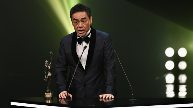 香港演员刘青云夺得第41届香港电影金像奖「最佳男主角奖」。(图／中新社)