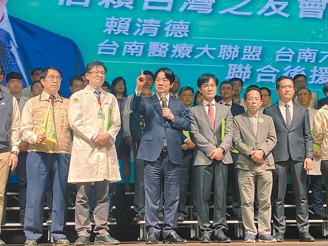 副總統賴清德（左三）首場2024總統競選造勢活動從台南出發，他喊話對岸，應該善待台灣。（曹婷婷攝）