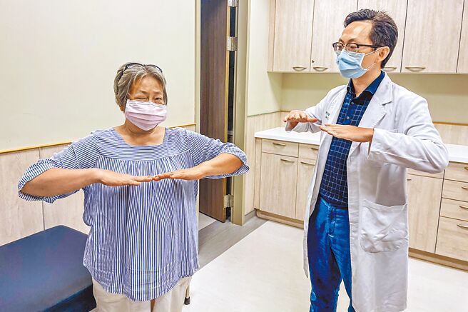 医师提醒，若出现四肢颤抖、肌肉僵硬、动作缓慢、容易跌倒等症状，如同时出现两项以上就应至神经内科做进一步检查，图为医师教巴金森症病患復健，降低手部颤抖。（罗浚滨摄）