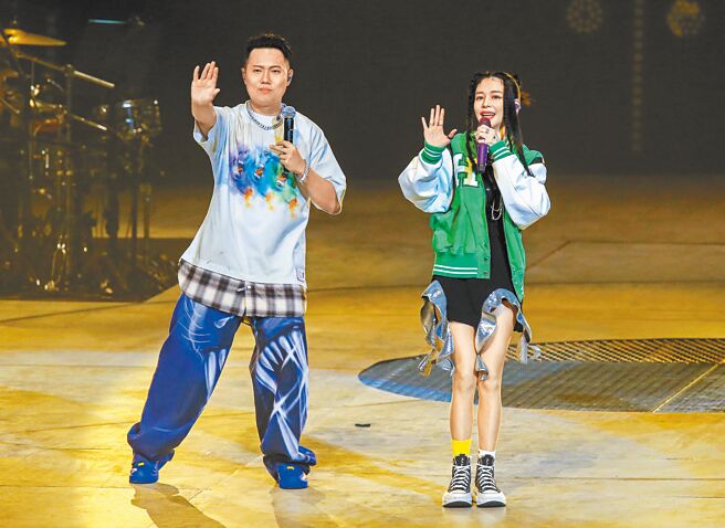 徐若瑄（右）昨在台上教洋葱跳舞。（粘耿豪摄）