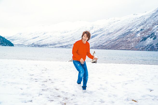 言承旭在冰天雪地里拍摄《夏花》，私下不失童心玩很high。（戏梦堂国际娱乐提供）