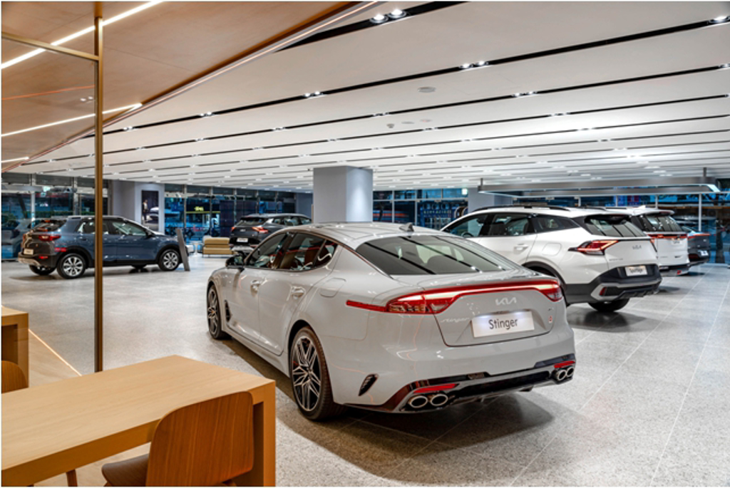 總佔地近300坪的新車展示空間，採用韓國原廠規範，以全新設計理念「Opposite United」─對立的和諧為核心，打造出嶄新“Kia Store”氛圍，展示間內能同時展出8款最新車型。(尚騰汽車)