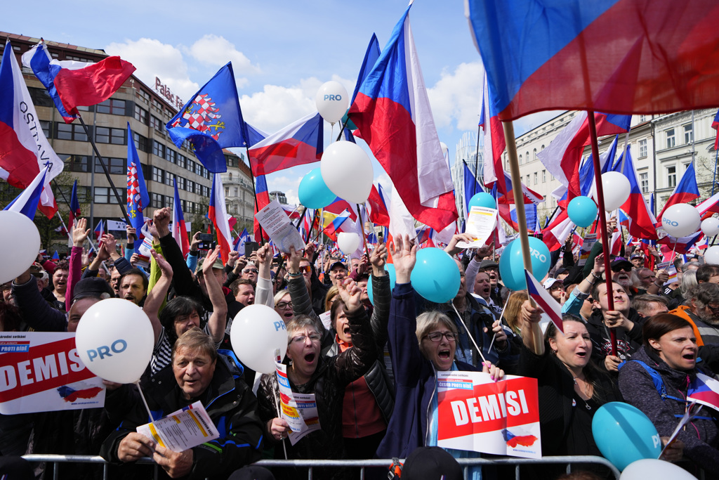 这场「捷克反贫穷」的示威活动，是由在国会无席次的小型政党PRO所发起，PRO批评总理费亚拉（Petr Fiala）的中间偏右政府，对能源危机处理不当。（图/ 美联社）(photo:ChinaTimes)