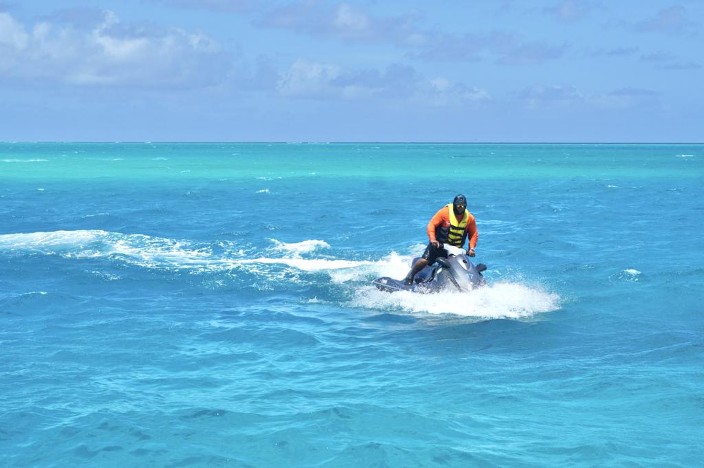 在教練引導下，遊客可親自駕駛水上摩托車。（何書青攝）