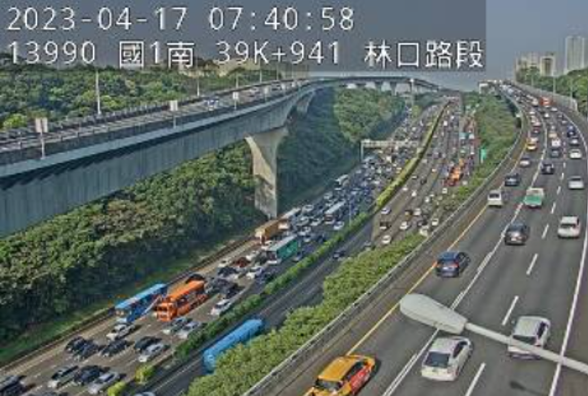 国道1号高架南向林口路段17日上午7时许发生4车追撞，后方车流回堵中。（翻摄高公局）