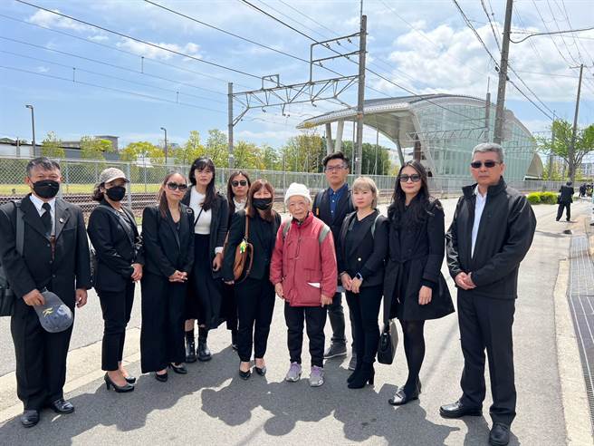 太鲁阁的眼泪成员与日本福知山线事故遗族藤崎光子女士(右5)合影。（陈孟秀提供）