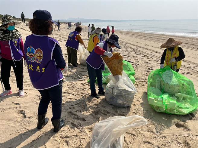 「守护海洋净滩（贪）活动」期望藉由净滩（贪）行动，传达廉能反贪理念。（图／金门县政府提供）