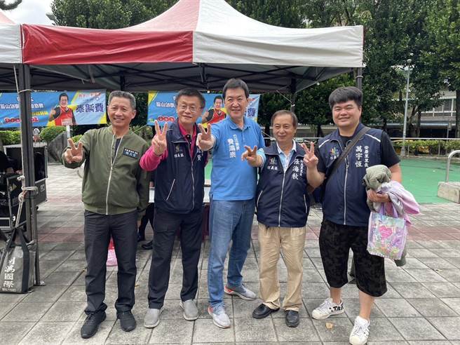 国民党立委费鸿泰（中）。（费鸿泰办公室提供）