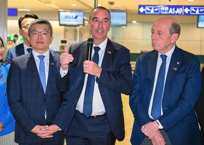 法国国民议会友台小组主席博多黑（Eric Bothorel）（中）率小组成员17日清晨搭机抵台访问，博多黑强调，台法之间没有误解，法国对台湾的政策没有改变，台湾有事，就是全世界有事，从上周法国派出军舰航行台海就可看出，法国政府的立场就是维持现状，这次访台要展现的，就是法国对台政策没有改变。（陈麒全摄）