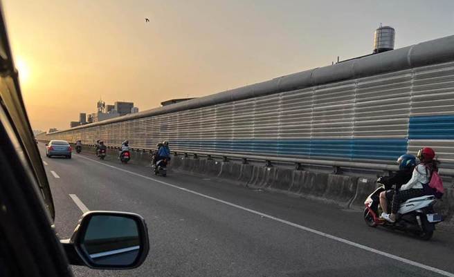 国道2号西向13公里（大湳交流道往南桃园交流道）昨天下午5点多有多辆机车闯入南下车道，遭民眾拍下PO网讨论。（图取自桃园爆报脸书社团／陈梦茹桃园传真）