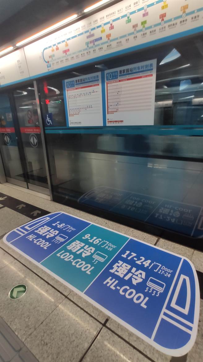 最新了解到北京地铁放开全面强制戴口罩，车厢广播也改为「建议」配戴。（吴泓勋摄）