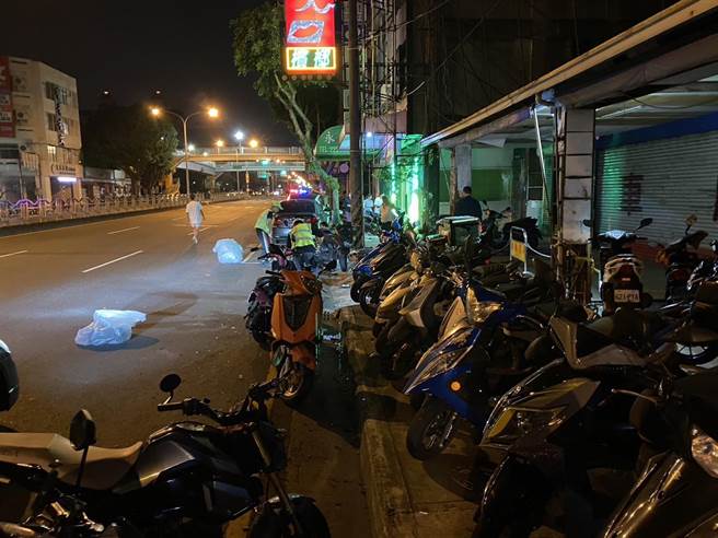 台中北区崇德路一段158号17日凌晨3时50分左右发生BMW连撞5辆机车、2辆自小客意外。（民眾提供／冯惠宜台中传真）