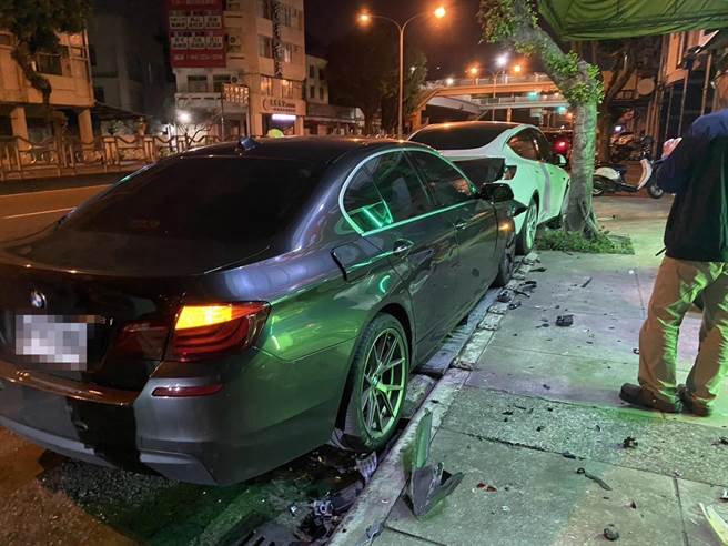 台中北区崇德路一段158号17日凌晨3时50分左右发生BMW连撞5辆机车、2辆自小客意外。（民眾提供／冯惠宜台中传真）
