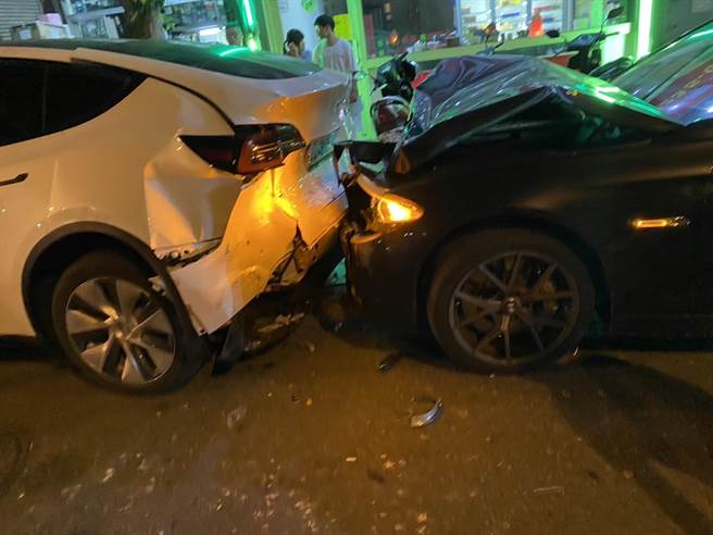 台中北区崇德路一段158号17日凌晨3时50分左右发生BMW连撞5辆机车、2辆自小客意外。（民眾提供／冯惠宜台中传真）