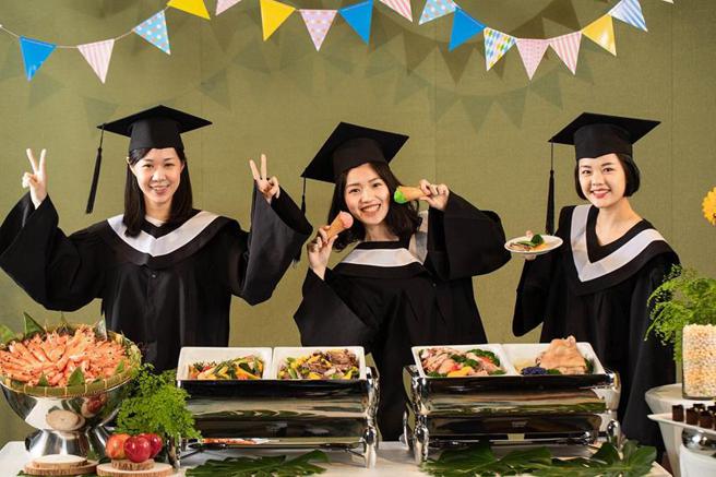 （毕业季即将到来，台北新板希尔顿酒店宴会厅推出谢师宴优惠专案抢市。图／台北新板希尔顿酒店提供）