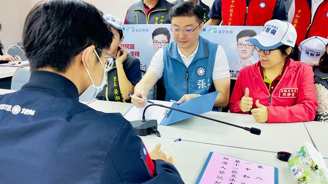 张智伦选在上午10点10分进行登记作业，象徵十全十美。（吕健豪摄）